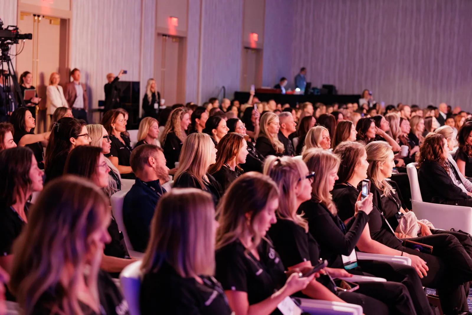 A full general session audience at a corporate program produced by Poppy Planning